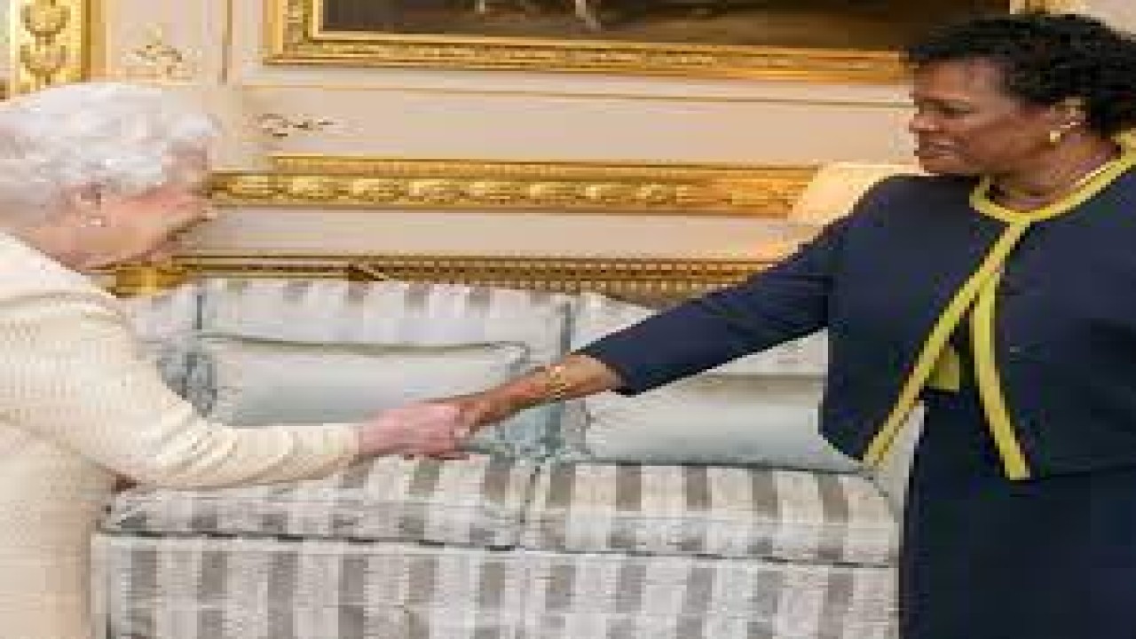 Presiden pertama Barbados, Sandra Mason (kanan) berjabat tangan dengan Ratu Elizabeth II/ist