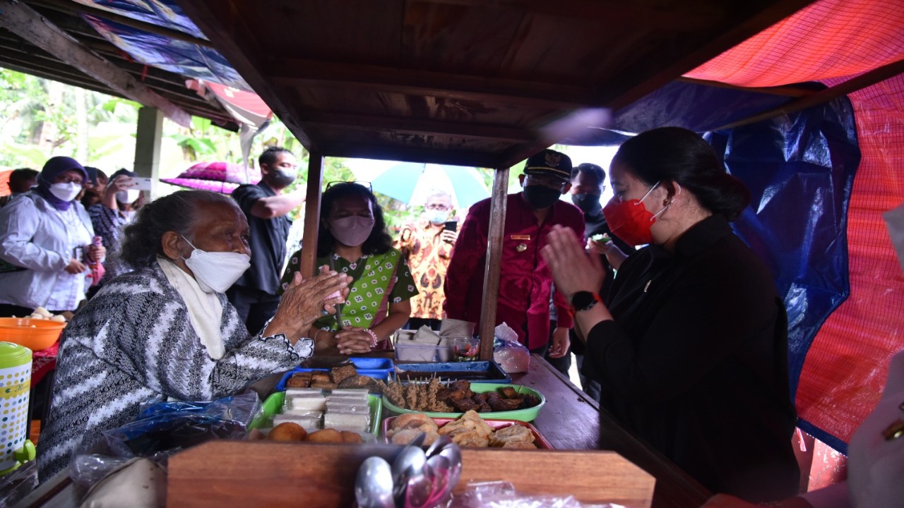 Ketua DPR RI Puan Maharani saat membeli makanan di angkringan Yogya.