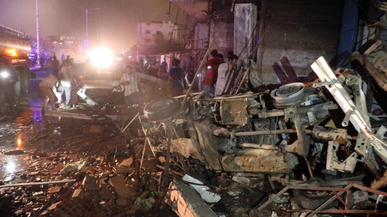Serangan bom mobil di dekat Bandara di ibu kota sementara Yaman, Aden. (EPA)