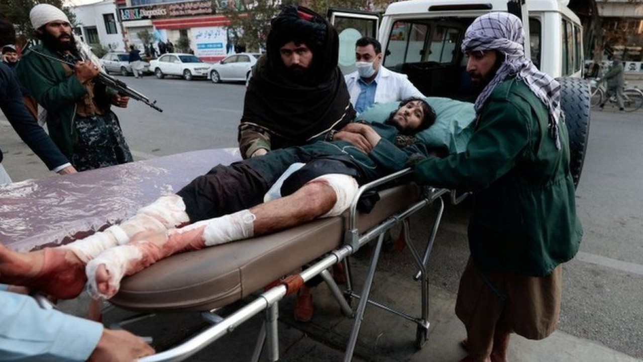 Seorang pejuang Taliban dibawa ke rumah sakit setelah terluka dalam salah satu ledakan. (Reuters)