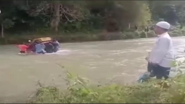 Warga Aceh gotong keranda sambil menyebrangi sungai berarus deras menuju pemakaman-1636964435