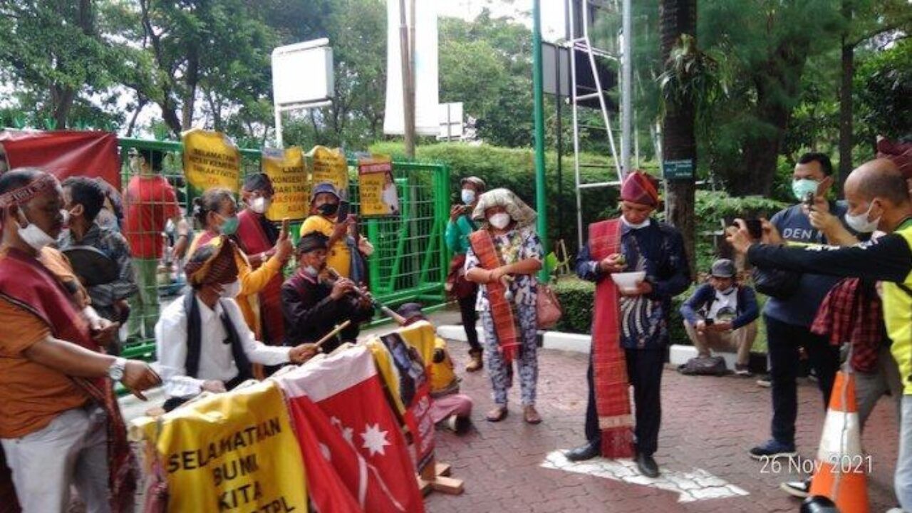Warga tano Batak menggelar aksi unjuk rasa damai di depan Kementerian KLHK menuntut penutupan PT TPL/ist