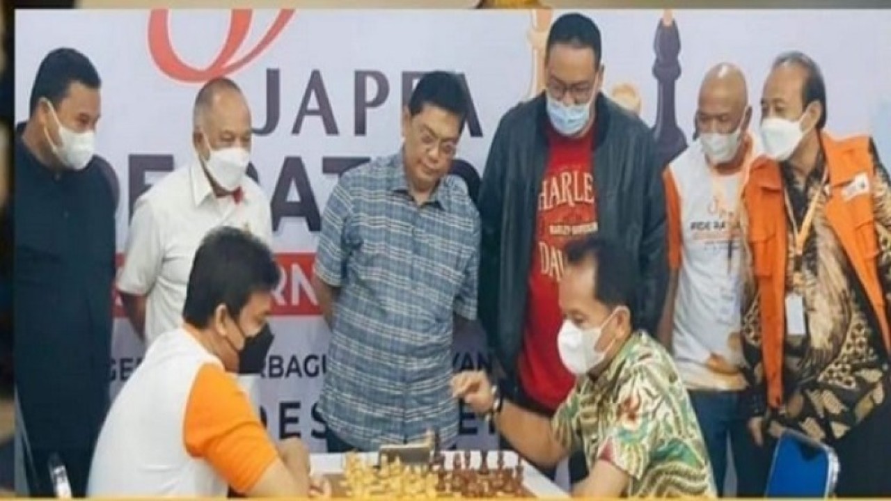 Agustiar Sabran (kanan) saat bertanding melawan GM Susanto Megaranto di turnamen Japfa/ist