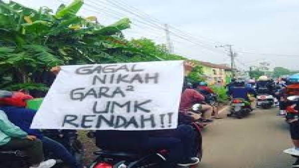 Aksi unjuk rasa buruh menuntut kenaikan UMK 2022-1638371235