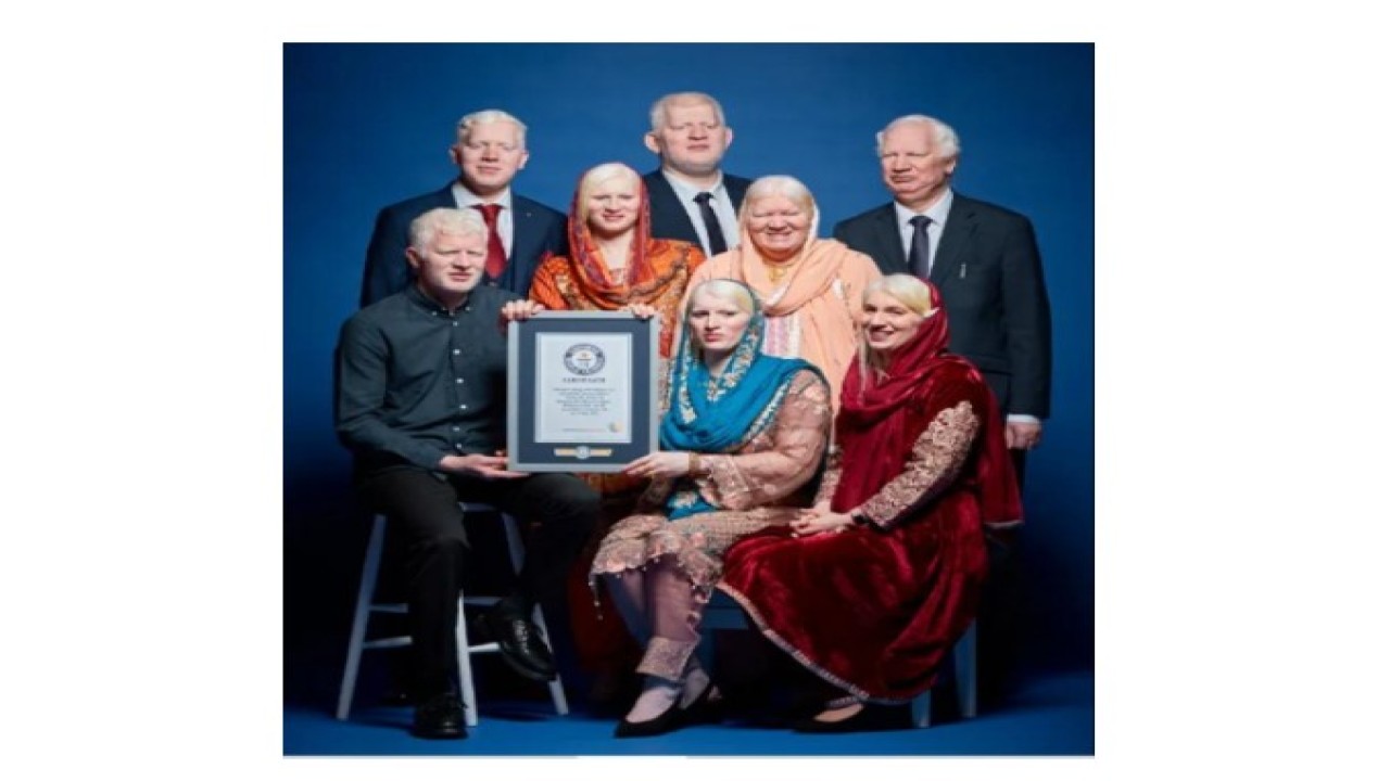 Naseem Akhtar dan keluarga dianugerahi Guinness World Records. (Guinness World Records)