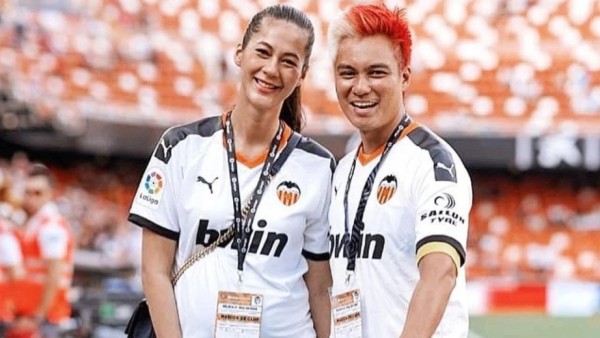 Baim Wong dan Paula Verhoeven ketika berkunjung ke Stadion Mestalla, Spanyol. (net)-1640596239