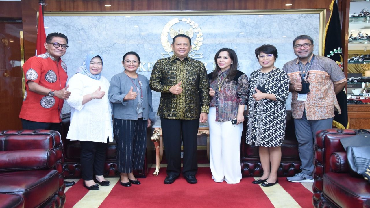 Ketua MPR RI Bambang Soesatyo bersama Seniman Nusantara.