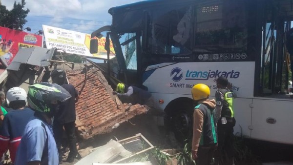 Bus Transjakarta tabrak pos polisi di kawasan PGC Jakarta Timur-1638428100