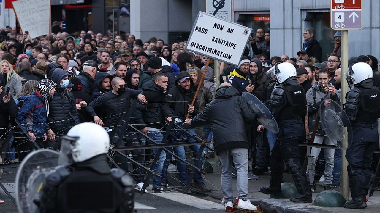 Puluhan ribu orang berbaris di ibu kota Belgia, Brussels, untuk memprotes tindakan anti-Covid-19. (CGTN)