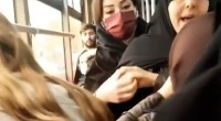 Dipicu masalah hijab dua wanita Iran berkelahi di dalam bus-1639120854