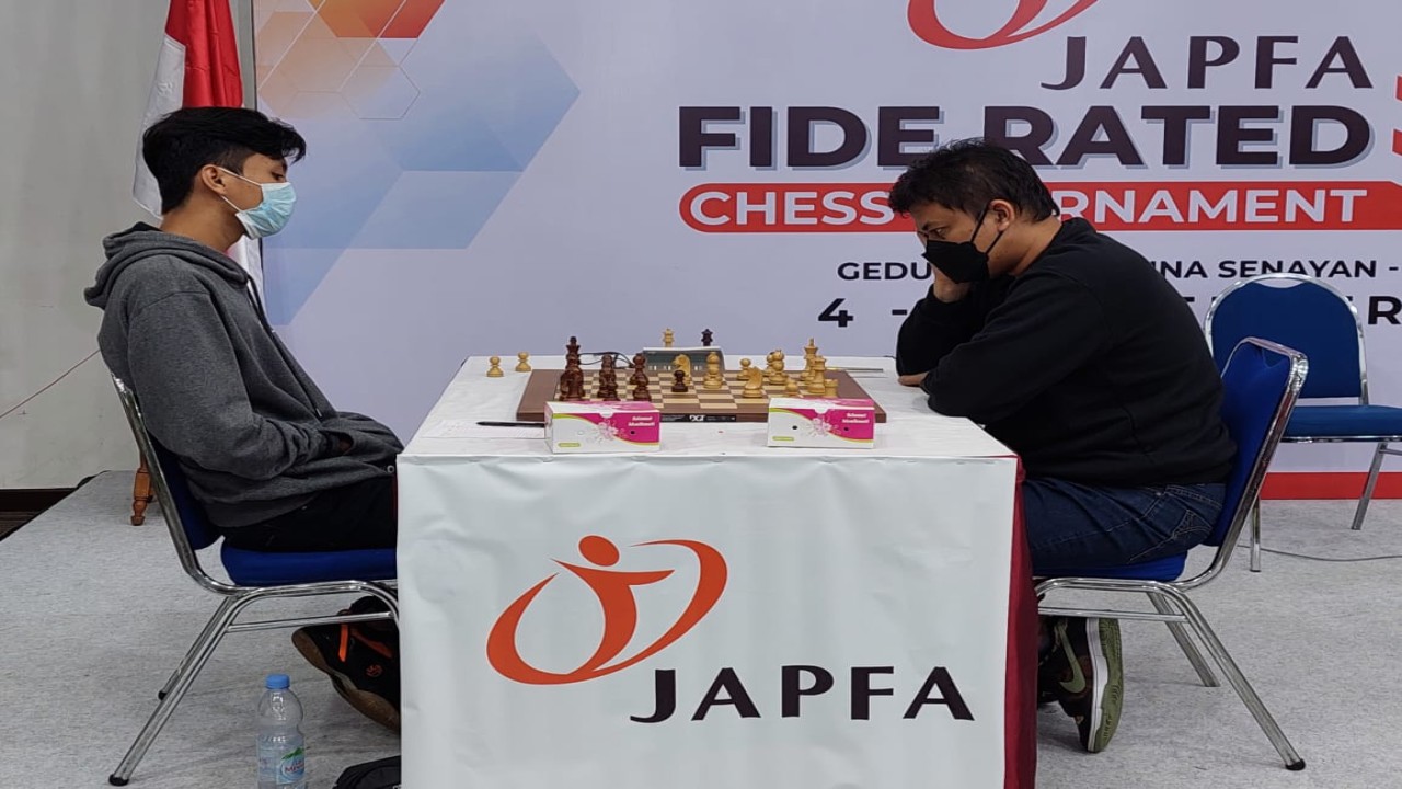 GM Susanto Megaranto (kanan) saat bertanding melawan Ahmad Fauzi pada babak ke-7 JAPFA FIDE Chess Tournament 2021/ist