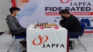 GM Susanto Megaranto (kanan) saat bertanding melawan Ahmad Fauzi pada babak ke-7 JAPFA FIDE Chess Tournament 2021-1638893114