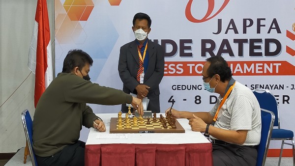 GM Susanto Megaranto versus Sadeli Sunardi (kanan) pada babak ketiga-1638716520