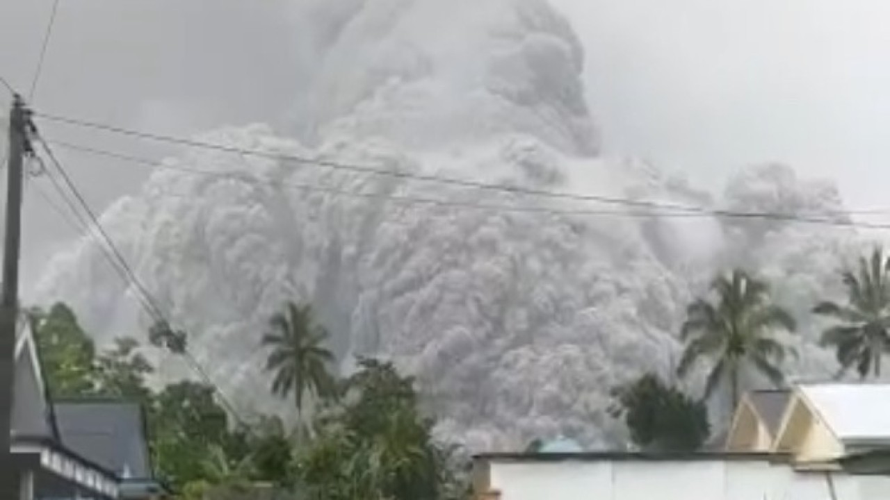Gunung Semeru erupsi. (Istimewa)