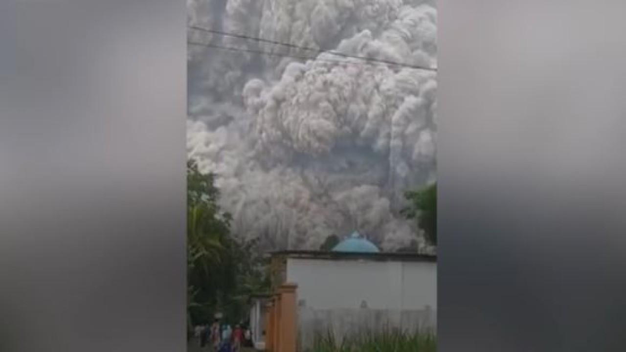 Gunung Semeru erupsi. (Istimewa)