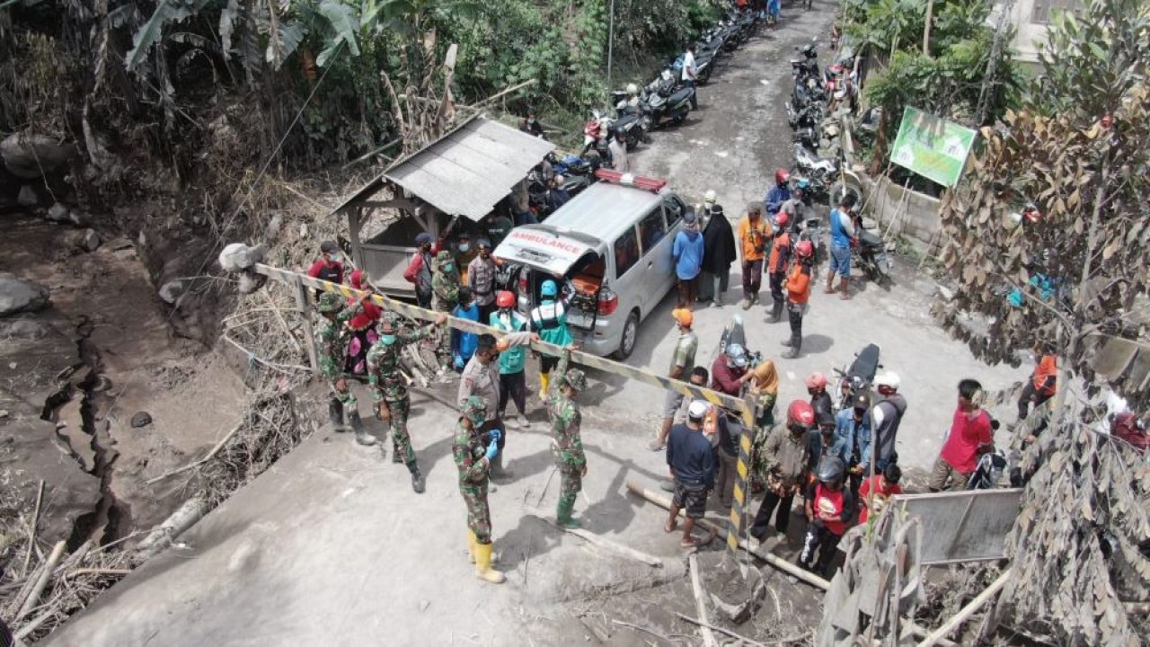 Lebih dari 900 personel gabungan terlibat dalam operasi penanganan darurat paska erupsi Gunung Semeru. (BPBD Jatim)
