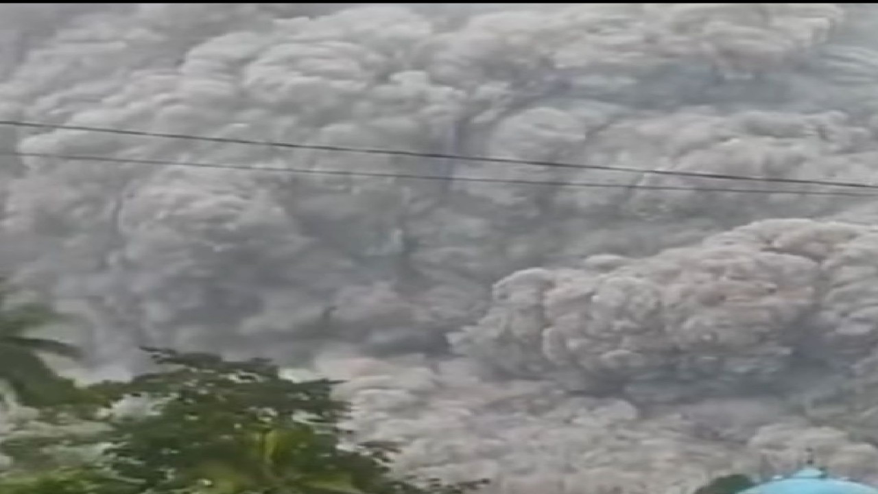 Gunung Semeru meletus muntahkan abu vulkanik/ist