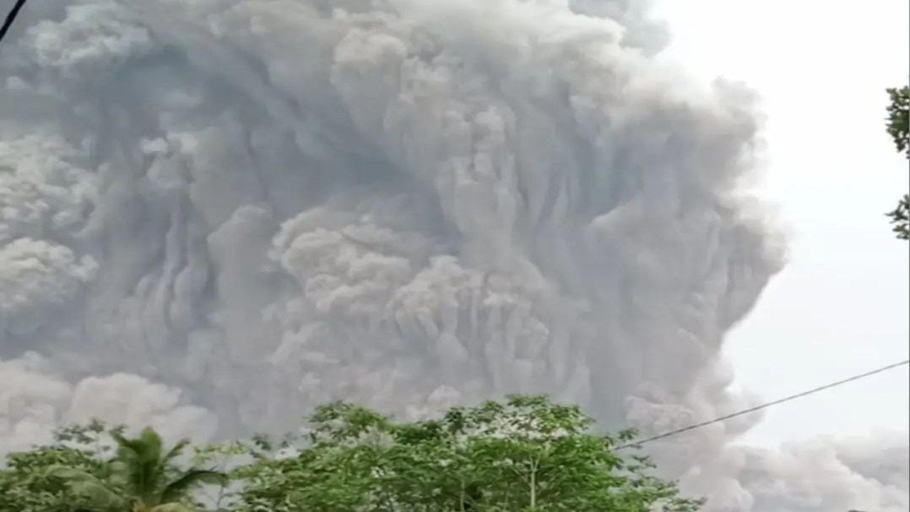 Gunung Semeru meletus muntahkan awan panas dan abu vulkanik/ist
