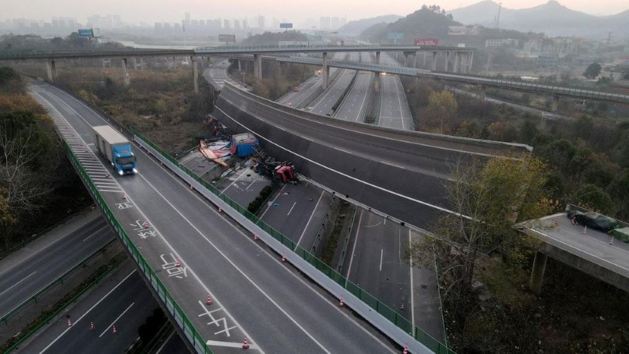 Jembatan ambruk menimpa jalan tol di Ezhou, Provinsi Hubei, China. (Reuters)