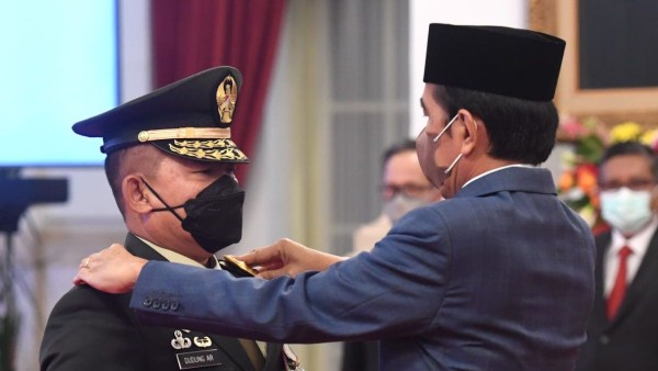 Jenderal TNI Dudung Abdurachman saat dilantik menjadi KSAD oleh Presiden Jokowi-1640338386