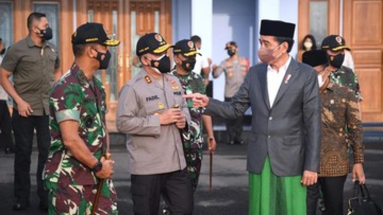 Presiden Jokowi (kanan) saat hendak berangkat ke Muktamar NU.