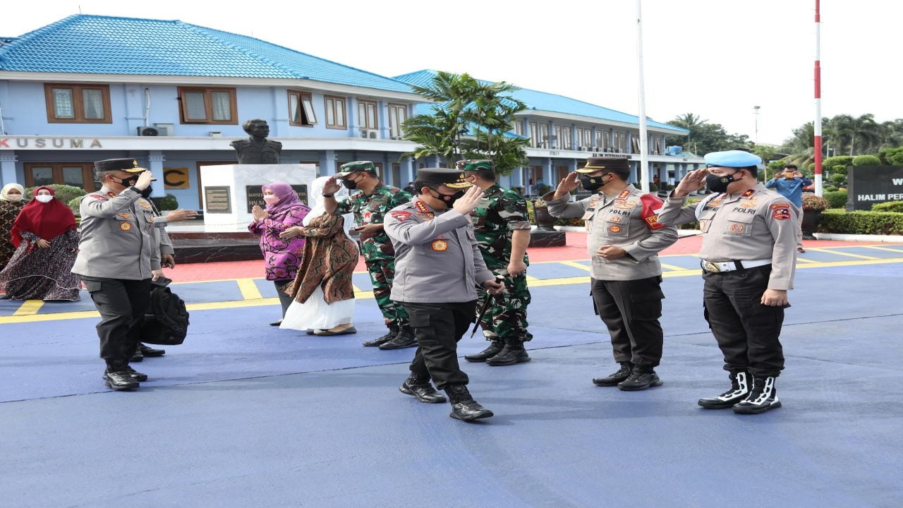 Kapolri Jenderal Listyo Sigit Prabowo saat bertolak ke Lumajang, Jawa Timur.