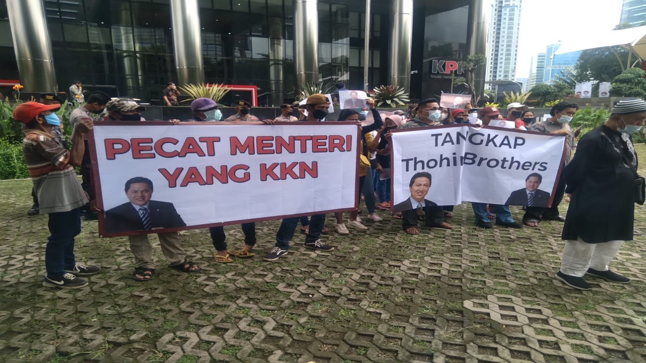 Koalisi Masyarakat Anti Mafia BUMN saat berunjuk rasa di depan kantor KPK.