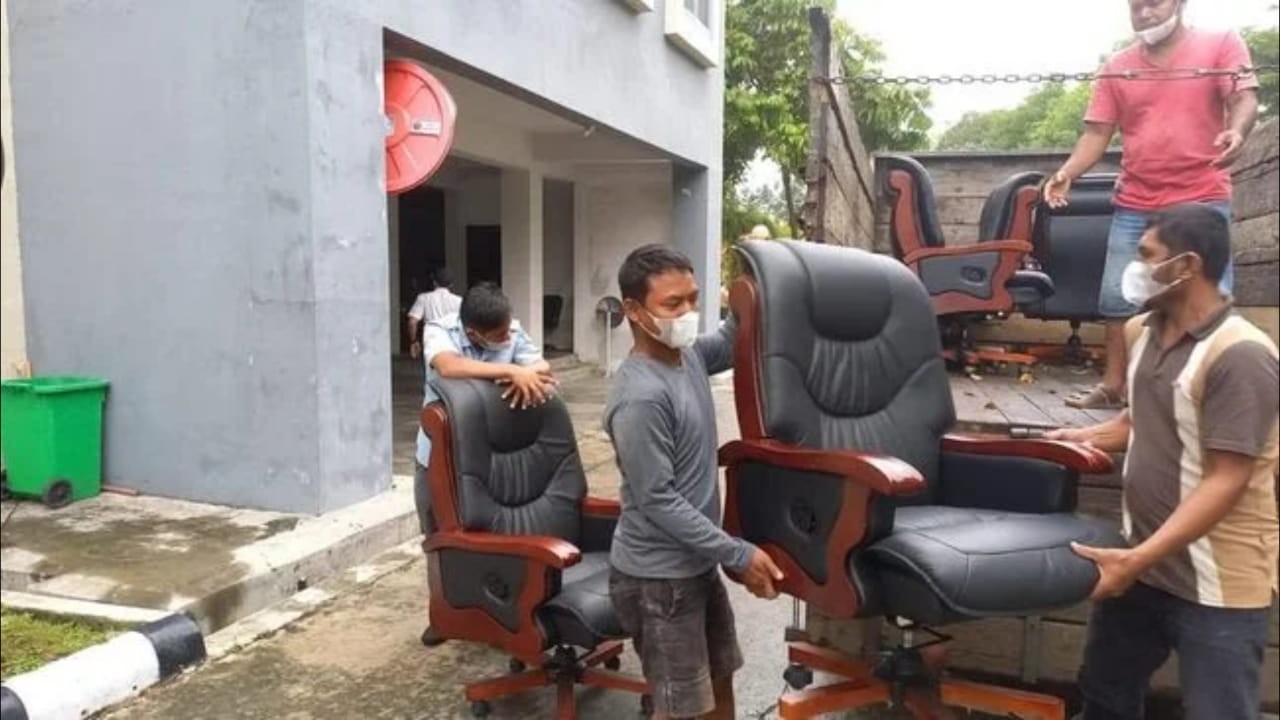 Kursi DPRD Pekanbaru yang diangkut. (Detik.com)