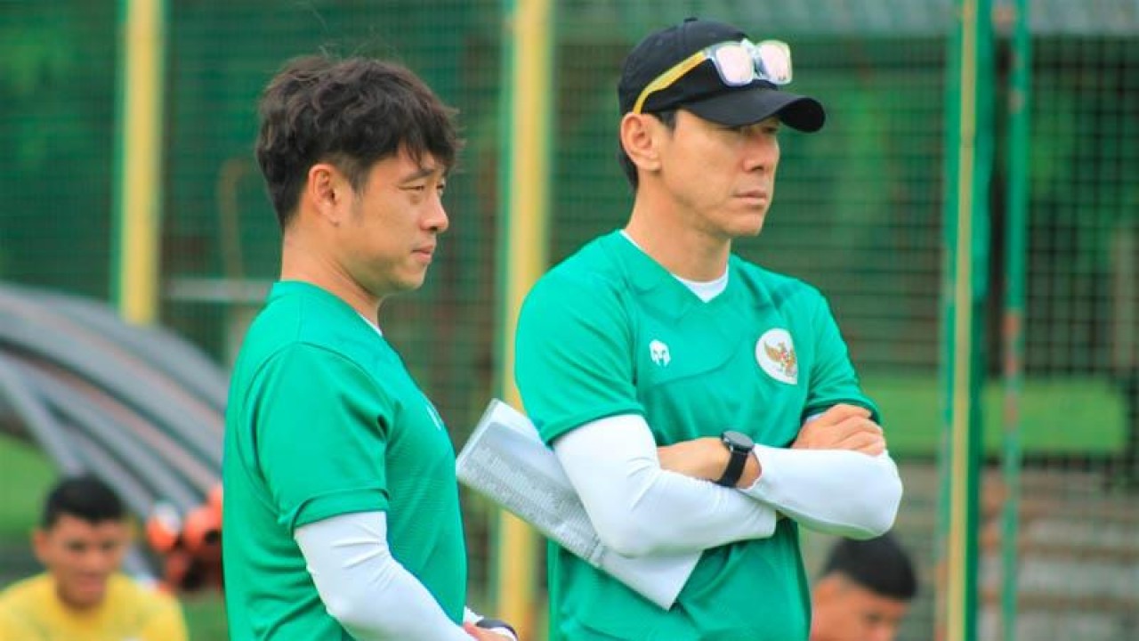 Lee Jae-hong (kiri) bersama Shin Tae-yong. (PSSI)