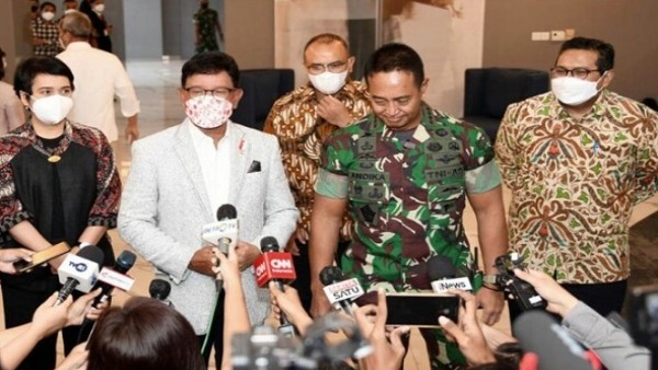 Menkominfo Johnny G. Plate bersama Jenderal Andika Perkasa-1640677284