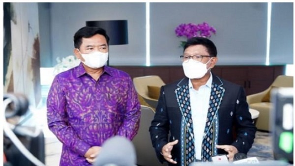 Menkominfo Johnny G. Plate bersama Marsekal (Purn) Hadi Tjahjanto-1640610311