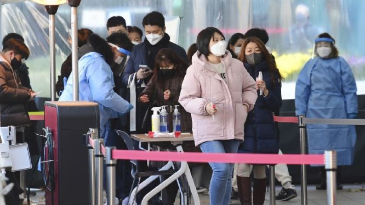 Orang-orang mengunjungi pusat tes Covid-19 di Seoul pada 1 Desember 2021 di tengah merebaknya varian Omicron. (Kyodo)