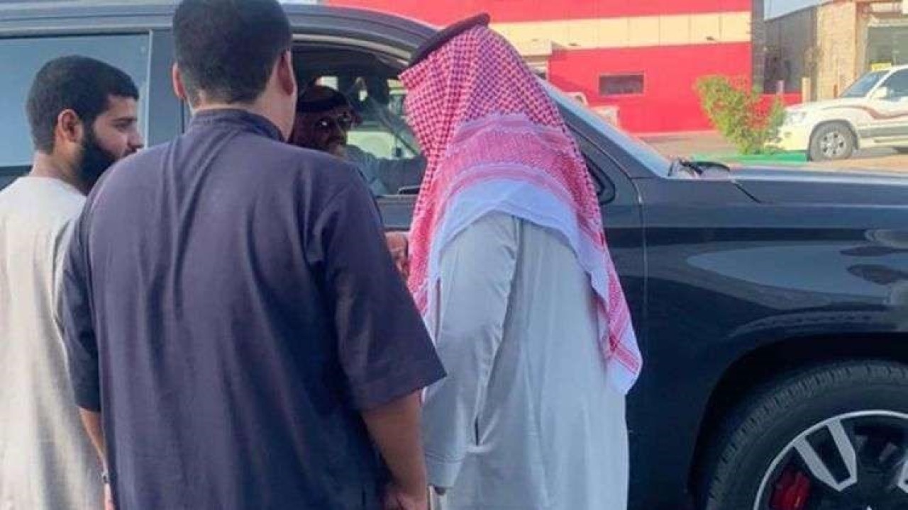 Pangeran Arab Saudi, Turki bin Talal, memberikan hadiah mobil baru kepada pria yang kendaraannya mogok di jalan. (Gulf News)