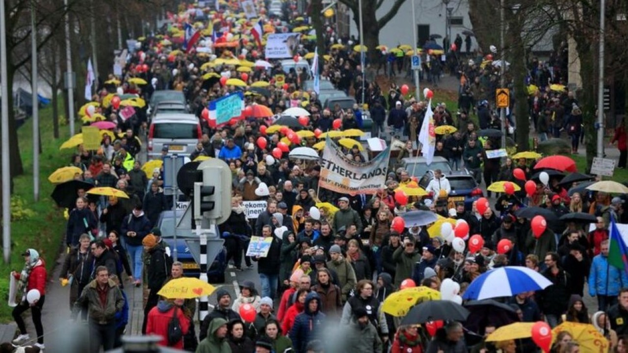 Ribuan orang memprotes aturan pembatasan Covid-19, di Utrecht, Belanda, 4 Desember 2021. (Reuters/Eva Plevier)