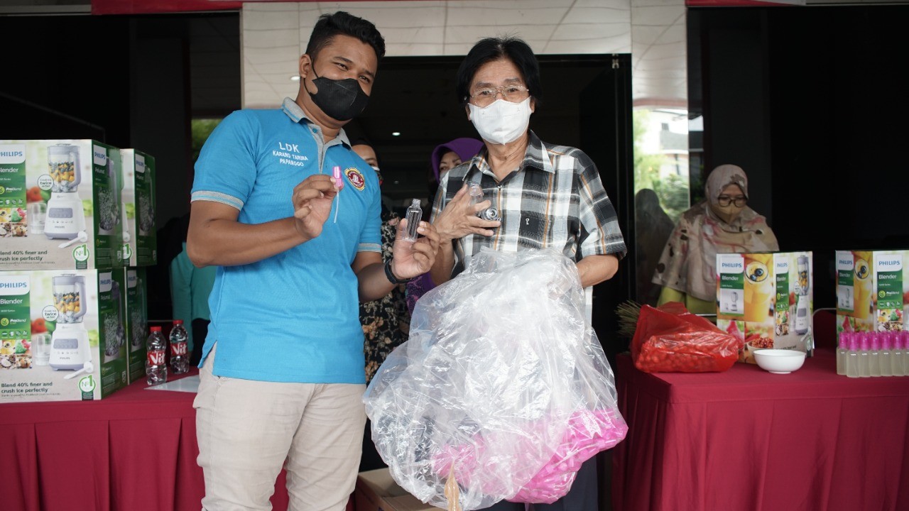 Pelatihan pembuatan hand sanitizer oleh UTA '45 Jakarta.