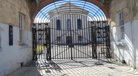 Pintu gerbang sebuah penjara di Eropa-1640100907