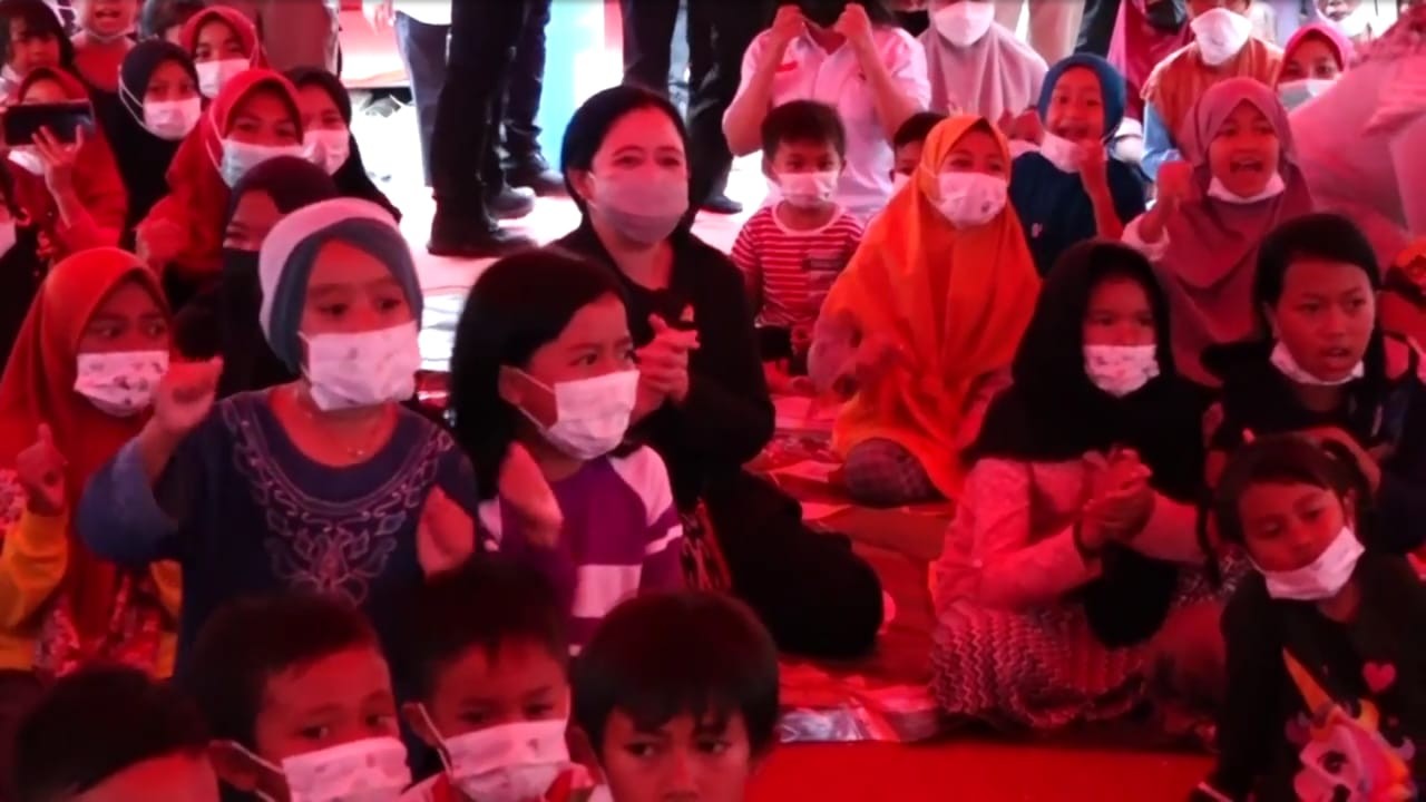 Ketua DPR RI Puan Maharani bersama anak-anak korban erupsi Gunung Semeru.