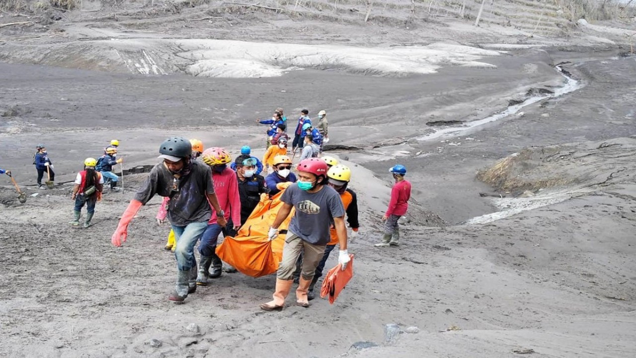 Tim Gabungan mengevakuasi korban meninggal dunia akibat erupsi Gunung Semeru/ist