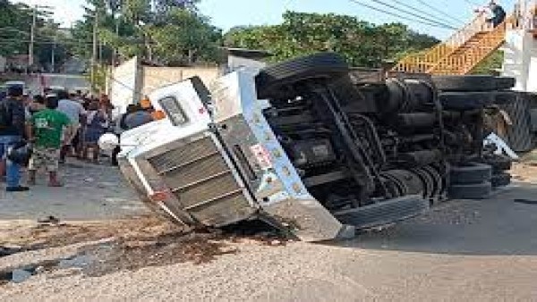 Truk trailer terbalik di Meksiko menewaskan 53 migran-1639118695