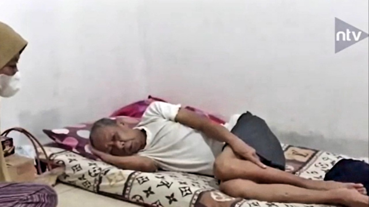 Abdul Hamid pemeran boneka Pak Ogah terbaring lemah. (NTV)