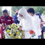 Arzeti Bilbina tabur bunga di pusara ayah mertuanya. (net)-1643613579