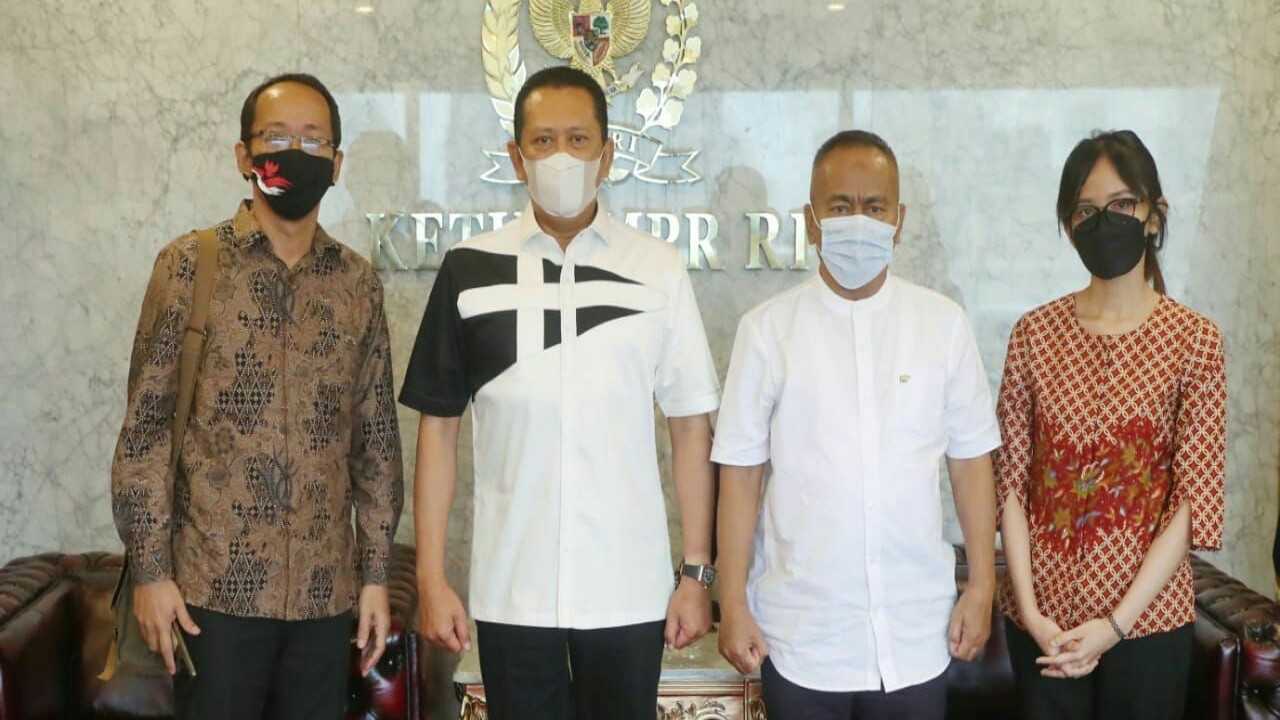 Ketua MPR RI Bambang Soesatyo bersama panitia Hari Pers Nasional 2022.