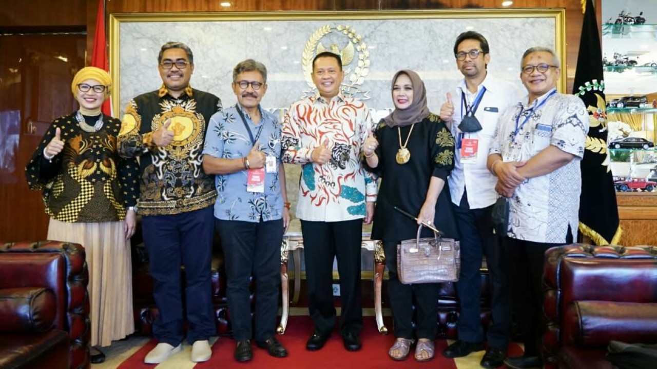 Bamsoet dan pengurus Ikatan Mantan Awak Kabin Garuda Indonesia (IMAKGI).