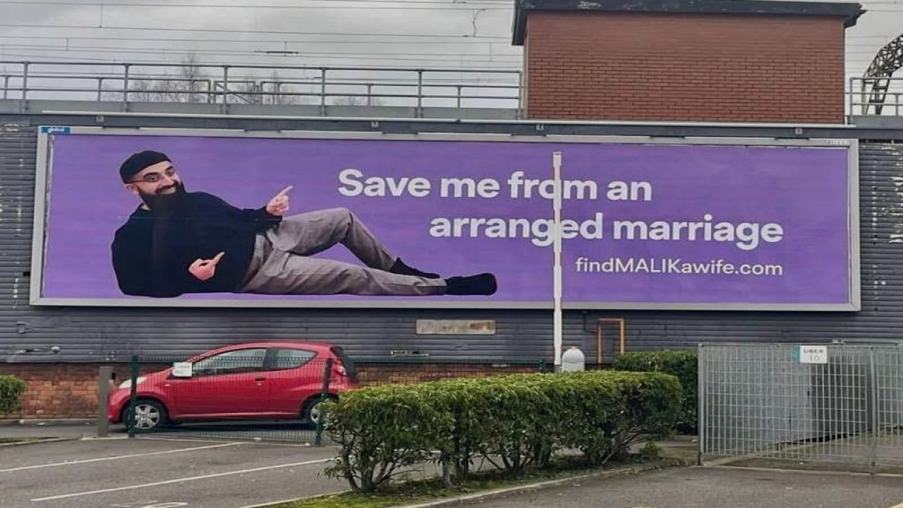 Muhammad Malik mencari calon istri dengan menampilkan foto dirinya di papan reklame. (Net)