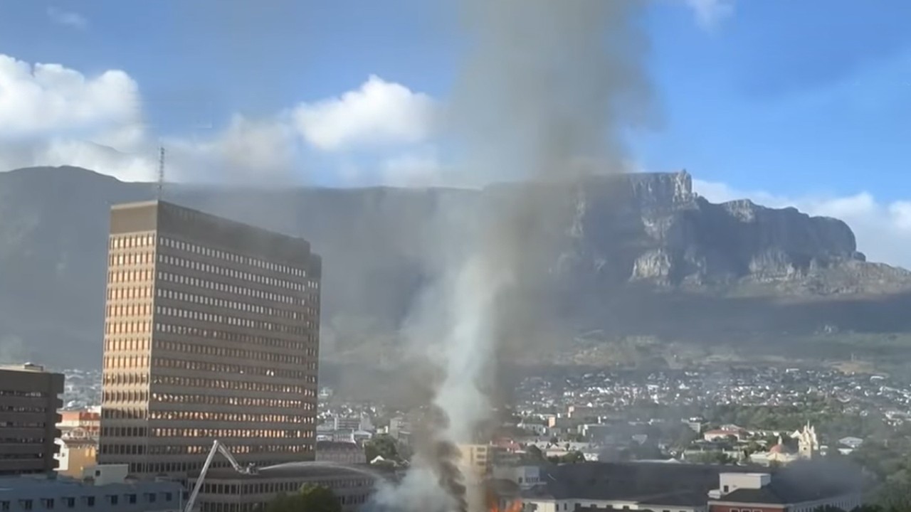Asap mengepul dari Gedung Parlemen Afrika Selatan yang terbakar.