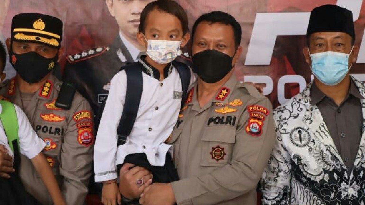 Kapolda Banten Irjen Pol Rudy Heriyanto menggendong Alfatir.