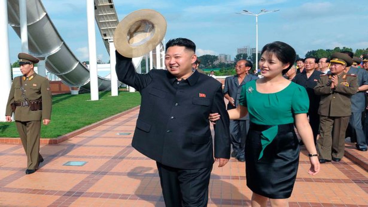 Kim Jong-un dan istrinya Ri Sol-ju. (Reuters)