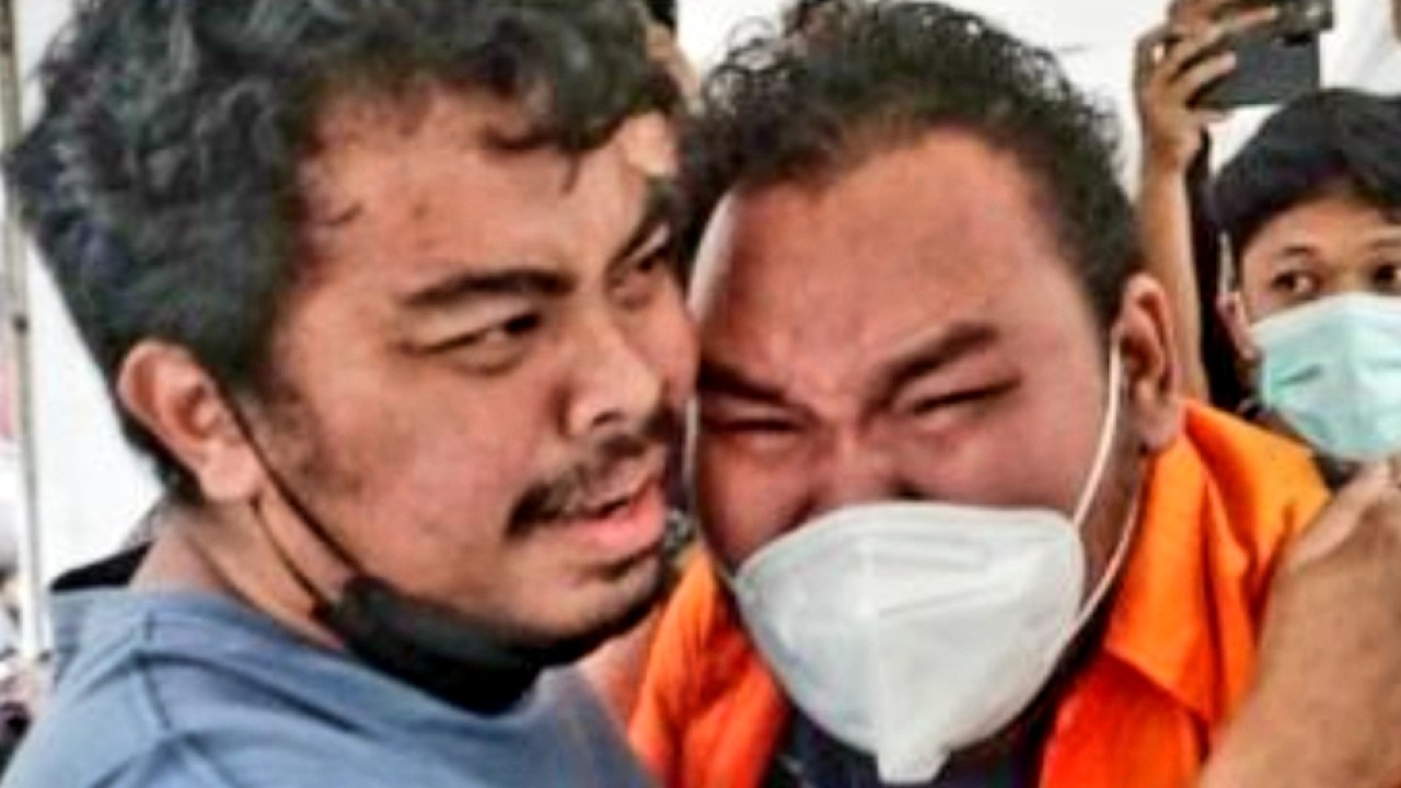 Komika Fico menangis sesungukan usai ditangkap kasus narkoba. (net)