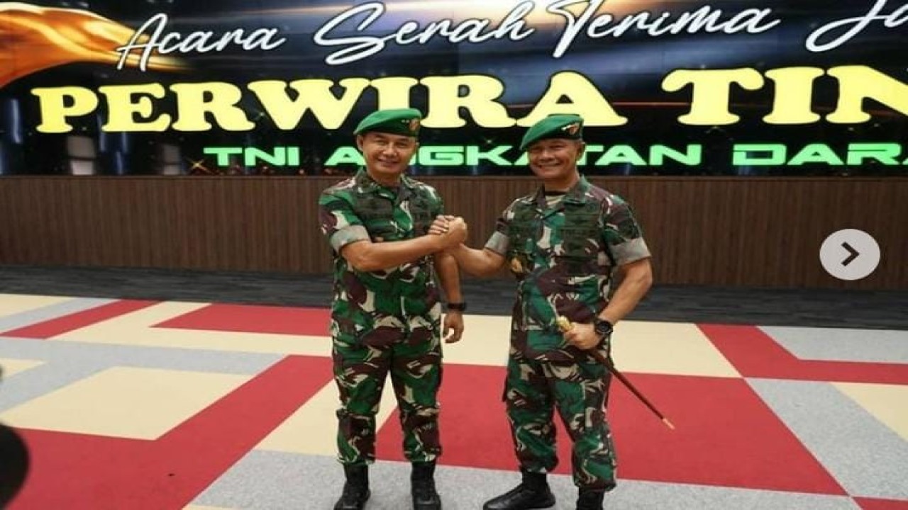 Mayjen TNI Richard Tampubolon diabadikan Mayjen TNI Bambang Ismawan usai serah terima jabatan Panglima Komando Daerah Militer (Pangdam) XVI/ Pattimura/ist