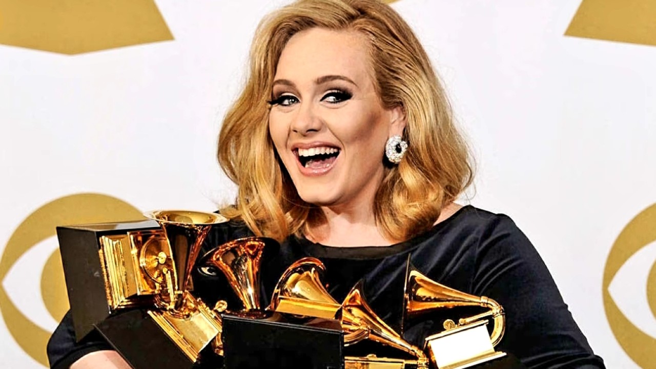 Penyanyi Adele saat meraih Grammy Awards. (net)